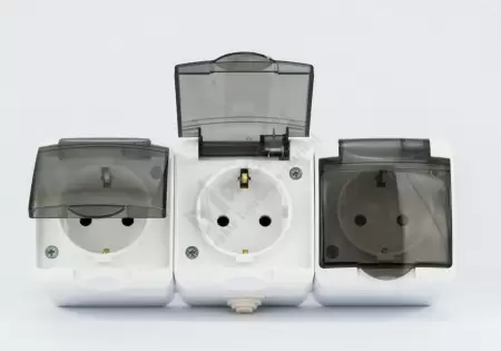 Priza tripla pt cu capac transparent hepol-1